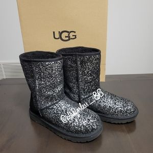 UGG CLASSIC SHORT BOOTS